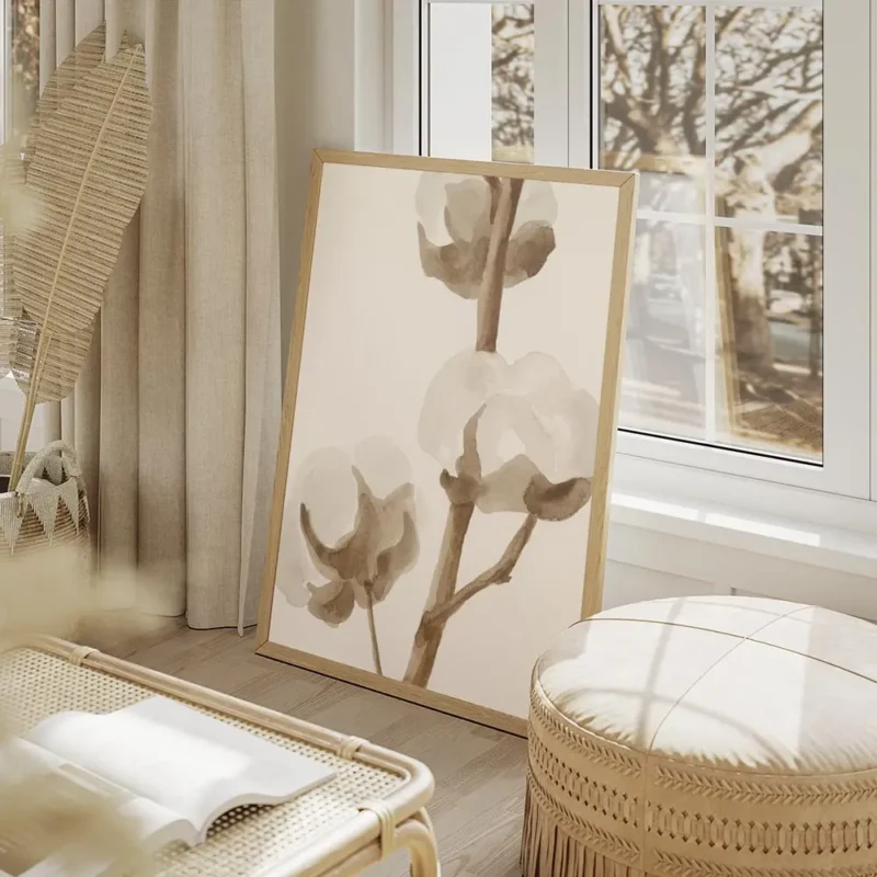 affiche aquarelle de fleurs de coton aux couleurs douces blanche et beige sur un salon beige.webp