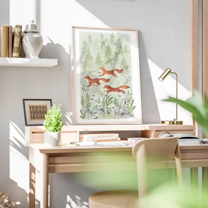 affiche aquarelle de trois renards roux courant dans une foret verte avec arbres bureau.webp