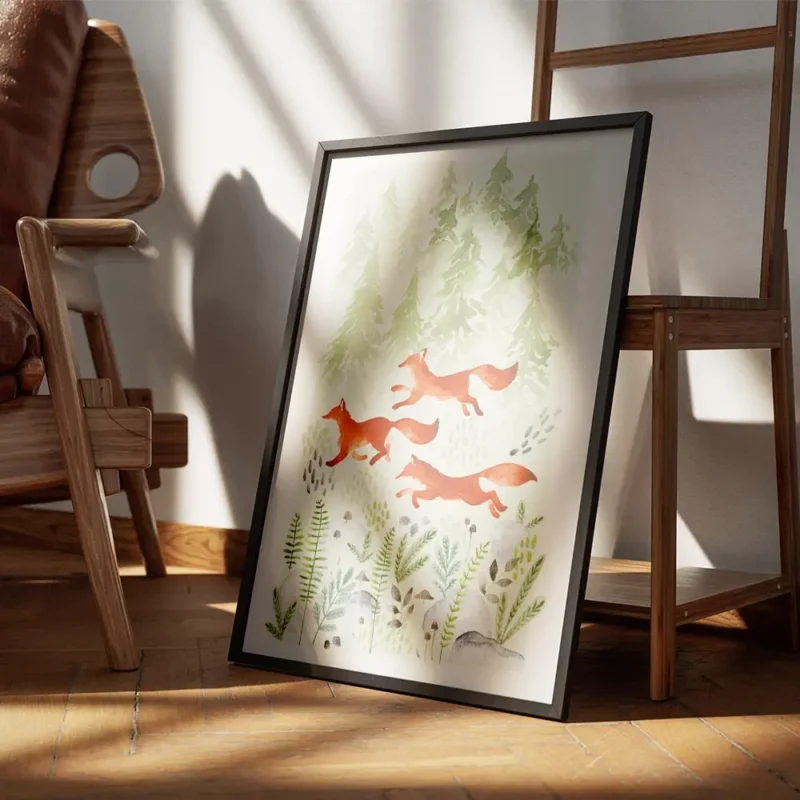 affiche aquarelle de trois renards roux courant dans une foret verte avec arbres encadre.webp
