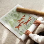 affiche aquarelle de trois renards roux courant dans une foret verte avec arbres enroule.webp