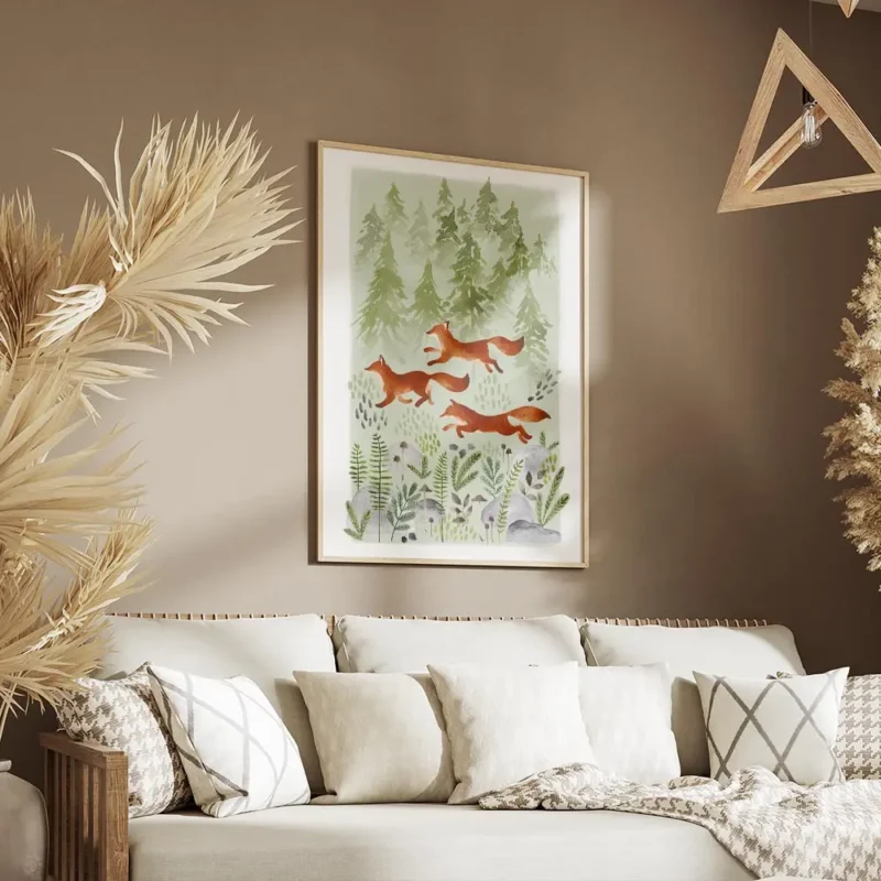 affiche aquarelle de trois renards roux courant dans une foret verte avec arbres salon.webp