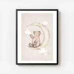 affiche aquarelle dun ours souriant assis sur une lune entoure de nuages sur fon avec cadre.webp
