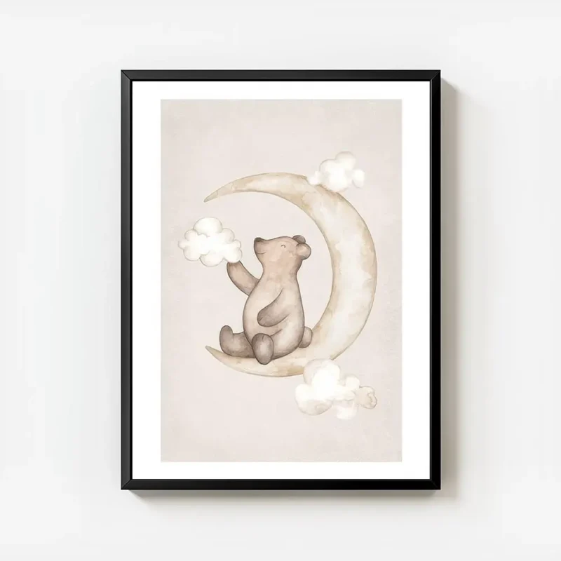 affiche aquarelle dun ours souriant assis sur une lune entoure de nuages sur fon avec cadre.webp