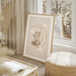 affiche aquarelle dun ours souriant assis sur une lune entoure de nuages sur fon salon beige.webp