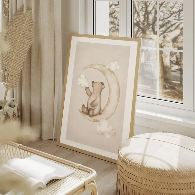 affiche aquarelle dun ours souriant assis sur une lune entoure de nuages sur fon salon beige.webp