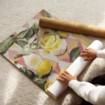 affiche aquarelle dune main tenant un verre de limonade frais avec citrons et fe enroule.webp