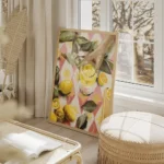 affiche aquarelle dune main tenant un verre de limonade frais avec citrons et fe salon beige.webp