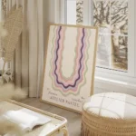 affiche art abstrait colore formes ondulees pastel sur fond clair avec texte salon beige.webp