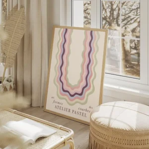 affiche art abstrait colore formes ondulees pastel sur fond clair avec texte salon beige.webp