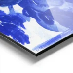 affiche artistique avec illustration de fleurs bleues et dun vase bleu sur fond aluminium.webp