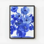 affiche artistique avec illustration de fleurs bleues et dun vase bleu sur fond avec cadre.webp