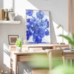 affiche artistique avec illustration de fleurs bleues et dun vase bleu sur fond bureau.webp