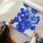 affiche artistique avec illustration de fleurs bleues et dun vase bleu sur fond en rouleau.webp
