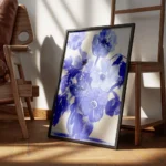 affiche artistique avec illustration de fleurs bleues et dun vase bleu sur fond encadre.webp