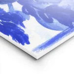 affiche artistique avec illustration de fleurs bleues et dun vase bleu sur fond lightpanel.webp