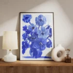 affiche artistique avec illustration de fleurs bleues et dun vase bleu sur fond meuble.webp