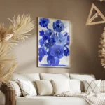 affiche artistique avec illustration de fleurs bleues et dun vase bleu sur fond salon.webp