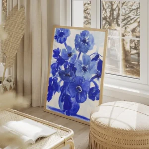 affiche artistique avec illustration de fleurs bleues et dun vase bleu sur fond salon beige.webp