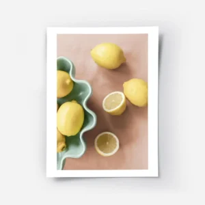affiche artistique de citrons jaunes sur fond rose certains entiers et certains .webp