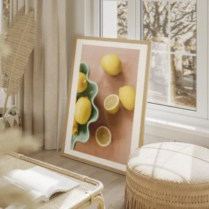 affiche artistique de citrons jaunes sur fond rose certains entiers et certains salon beige.webp