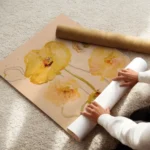 affiche artistique de coquelicots jaunes en aquarelle sur fond peche avec des to enroule.webp