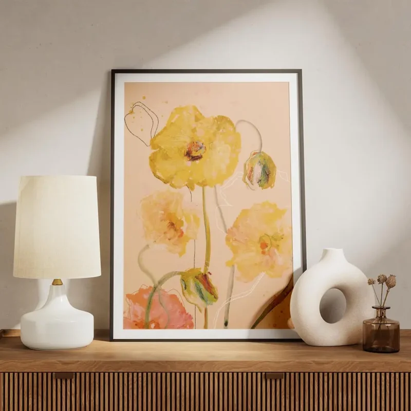 affiche artistique de coquelicots jaunes en aquarelle sur fond peche avec des to meuble.webp