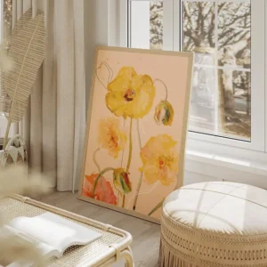 affiche artistique de coquelicots jaunes en aquarelle sur fond peche avec des to salon beige.webp