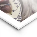 affiche artistique de figues mures sur une assiette en ceramique bleue et blanch lightpanel.webp