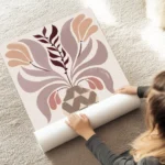 affiche artistique de fleur dans un vase beige avec un motif zigzag marron sur f au sol.webp