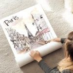 affiche artistique de paris a laquarelle avec la tour eiffel et le texte paris e au sol.webp