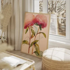 affiche artistique de pivoines roses aquarelle avec des feuilles vertes sur fond salon beige.webp