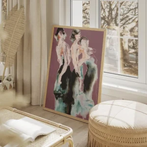 affiche artistique de trois femmes elegantes en peinture abstraite sur fond prun salon beige.webp