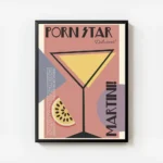 affiche artistique dun cocktail martini dans un verre avec typographie et une tr avec cadre.webp