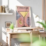 affiche artistique dun cocktail martini dans un verre avec typographie et une tr bureau.webp