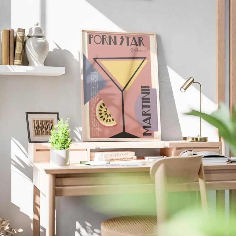 affiche artistique dun cocktail martini dans un verre avec typographie et une tr bureau.webp