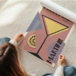 affiche artistique dun cocktail martini dans un verre avec typographie et une tr en rouleau.webp