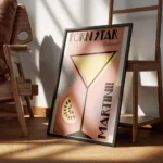 affiche artistique dun cocktail martini dans un verre avec typographie et une tr encadre.webp