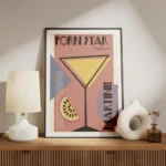 affiche artistique dun cocktail martini dans un verre avec typographie et une tr meuble.webp