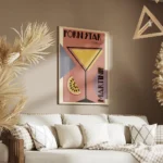 affiche artistique dun cocktail martini dans un verre avec typographie et une tr salon.webp