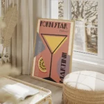 affiche artistique dun cocktail martini dans un verre avec typographie et une tr salon beige.webp