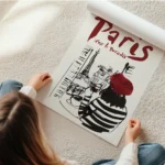 affiche artistique dune femme en beret rouge et mariniere admirant paris depuis en rouleau.webp