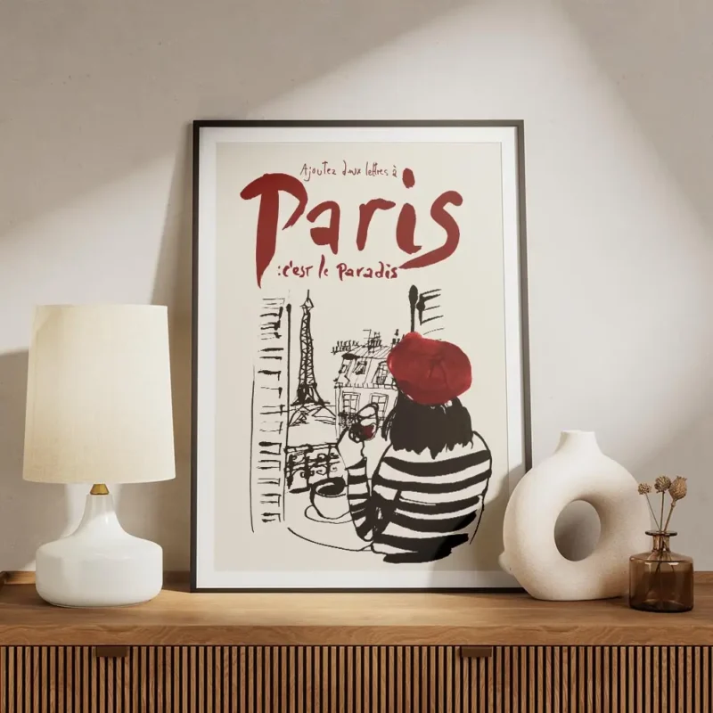 affiche artistique dune femme en beret rouge et mariniere admirant paris depuis meuble.webp