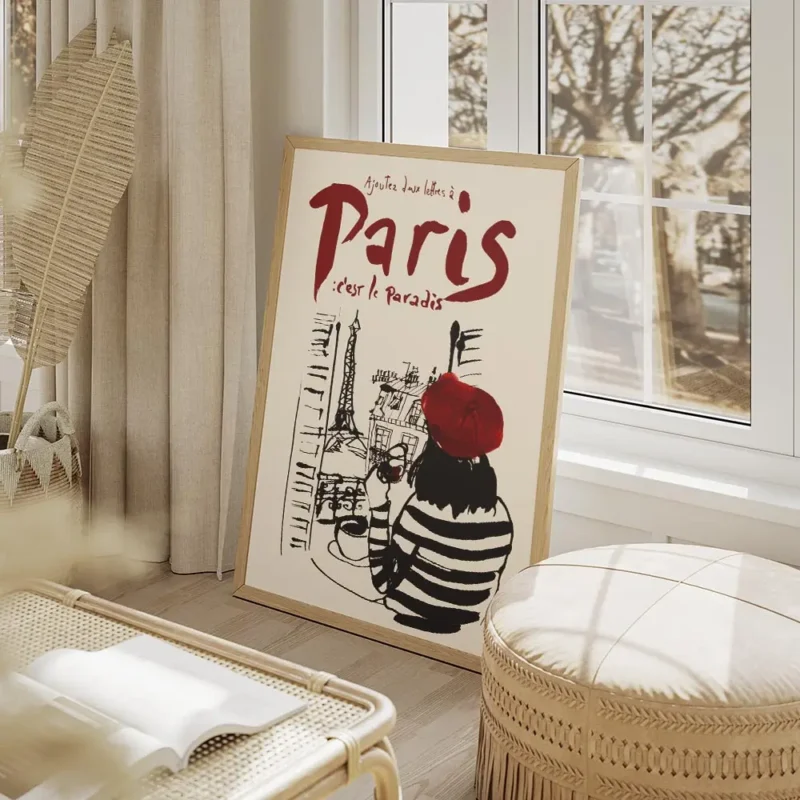 affiche artistique dune femme en beret rouge et mariniere admirant paris depuis salon beige.webp