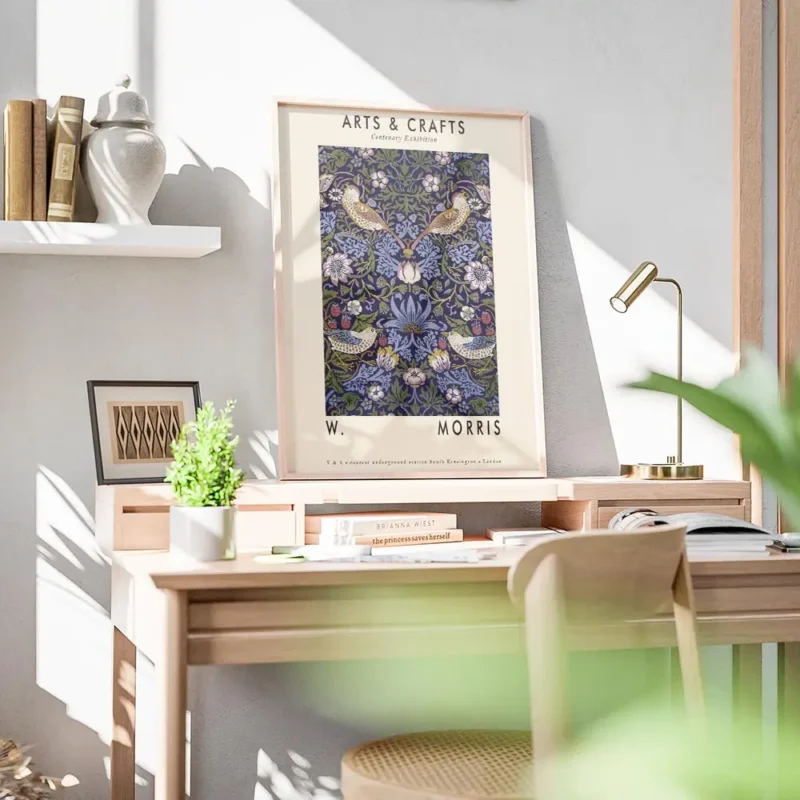 affiche arts crafts avec motif floral et oiseaux bleus verts et orange sur fond bureau.webp