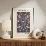 affiche arts crafts avec motif floral et oiseaux bleus verts et orange sur fond meuble.webp