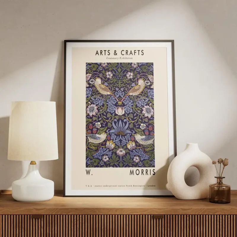 affiche arts crafts avec motif floral et oiseaux bleus verts et orange sur fond meuble.webp