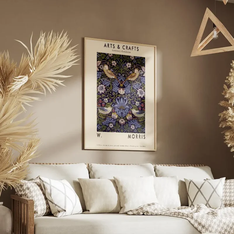 affiche arts crafts avec motif floral et oiseaux bleus verts et orange sur fond salon.webp
