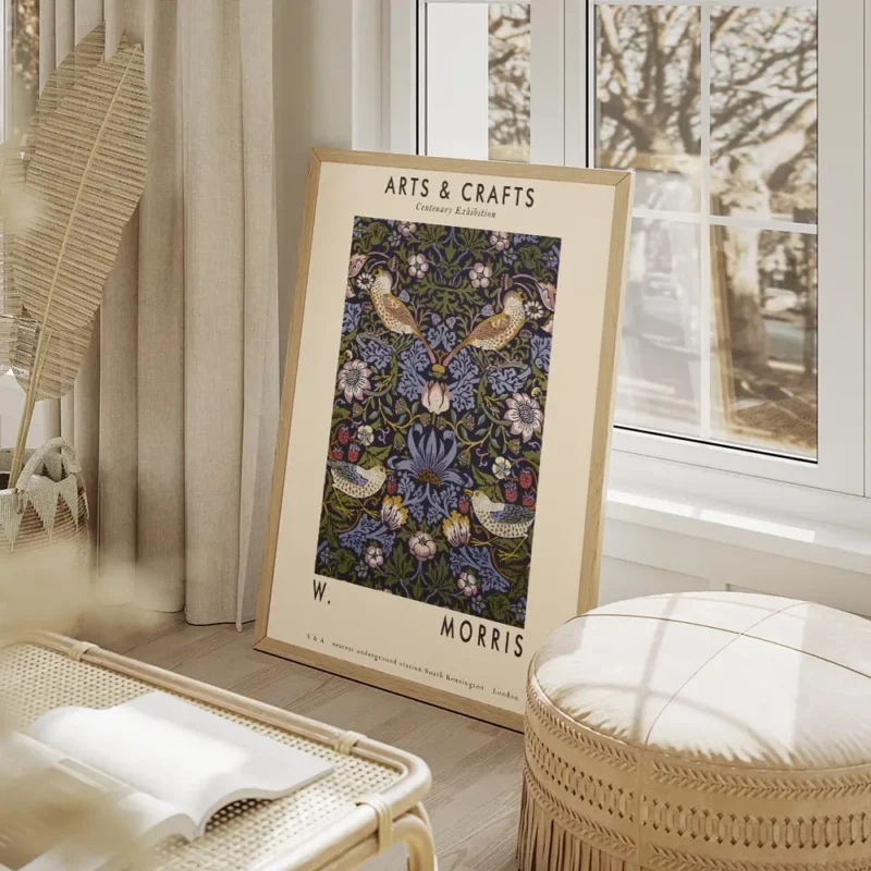 affiche arts crafts avec motif floral et oiseaux bleus verts et orange sur fond salon beige.webp