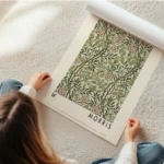 affiche arts crafts avec motif floral vert et rouge sur fond beige typographie a en rouleau.webp