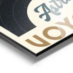 affiche astro voyager avec systeme solaire planetes en orbite et typographie ast aluminium.webp